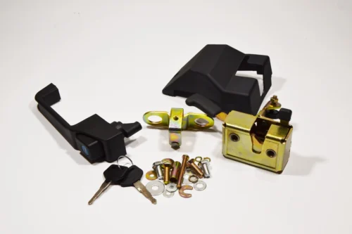 Замок дверей кабіни МТЗ Правий збір (ручка +ключі, захист, механізм, зачіп, метіз) 80-6105010-01