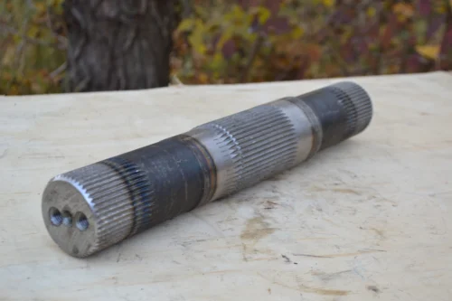 Вал поворотний задньої навіски МТЗ 70-4605023 (Оригинал Р.Б)