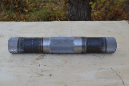 Вал поворотний задньої навіски МТЗ 70-4605023 (Вир-во Ромни)