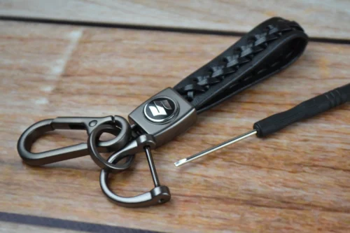 Стильный Кожаный брелок с карабином и логотипом Suzuki цвет Черный