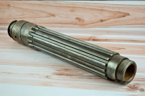 Вал проміжний КПП (права різьба) трактора ЮМЗ із втулкою 40-1701048СБ