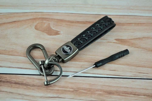 Стильный Кожаный брелок с карабином и логотипом мАз цвет Черный