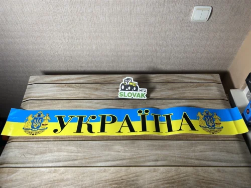 Наклейка на лобове скло МТЗ-80/82/892 «УКРАЇНА» ( Жовто-синій прапор)