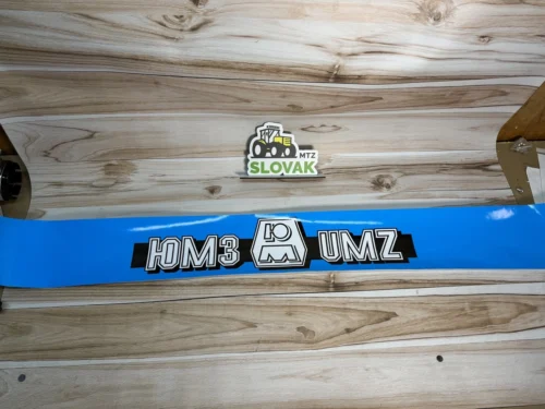 Наклейка «ЮМЗ 6» на лобове скло, на синьому фоні