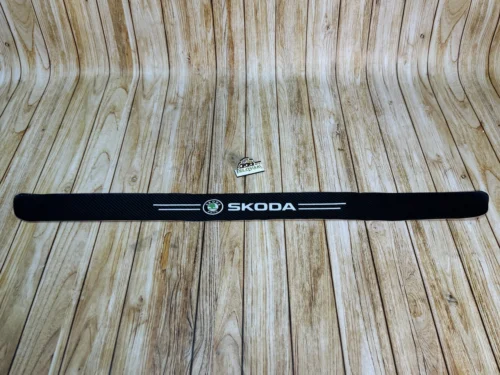 Наклейка на задній бампер карбонова Skoda на всі моделі, також інші марки автомобілів