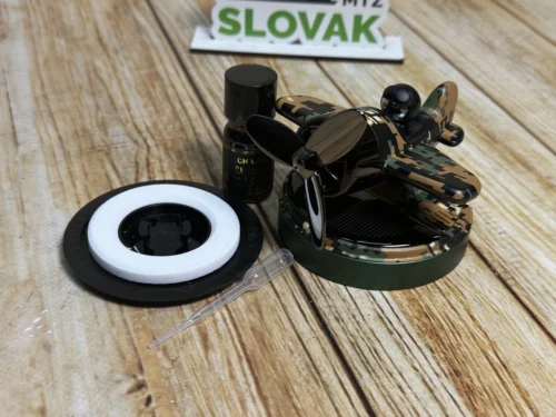 Автомобільний ароматизатор на торпеду, літак з камуфляжним пілотом, зелена підставка