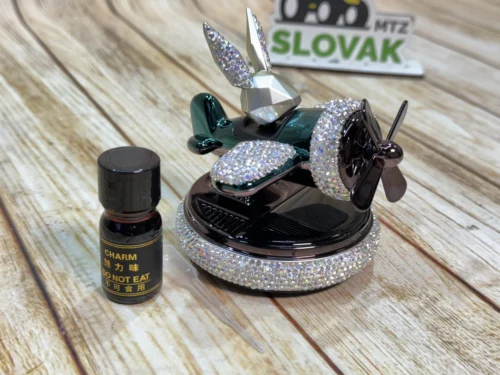 Автомобільний ароматизатор зелений глянсовий Кролик з роздмухуванням на сонячній панелі