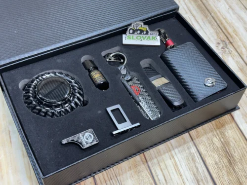 Подарунковий бокс для авто Nissan (Ароматизатор, заглушки, брелок, тримач окулярів, ключниця)