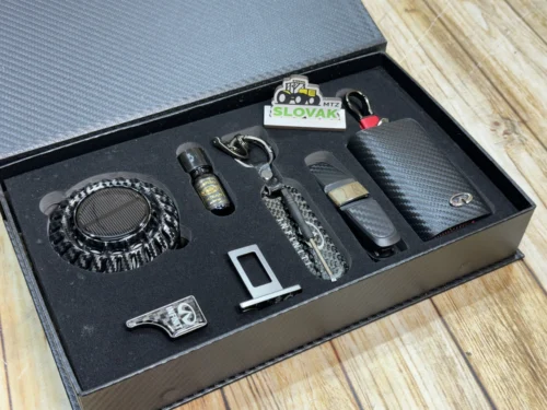 Подарунковий бокс для авто Infiniti (Ароматизатор, заглушки, брелок, тримач окулярів, ключниця)