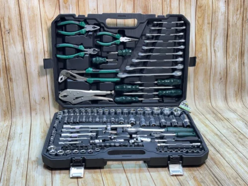 Набір інструменту Intertool  1/2", 1/4" 132 шт сб, 8-32 мм з тріскачкою, подовжувач, кардан. комір, головка.