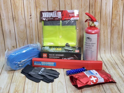 Набір автомобіліста 8 одиниць (трос, жил. безоп, аптечка, аварійний знак, вогнегасник, перчатки,насос ножний, ліхтар)