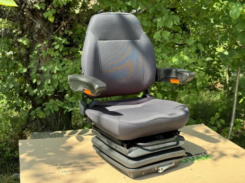Сидіння пневмо тракторне XJM-1505 з підлокітниками, екошкіра, пневмопідвіска